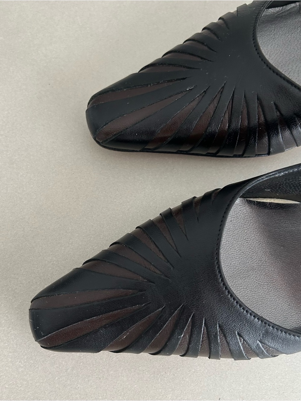 Vintage Roberto Capucci Black Leather Pleated Pointed Toe Pumps Size 7.5AA - Picture 14 of 16